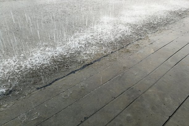 雨天水滴在地上图片下载