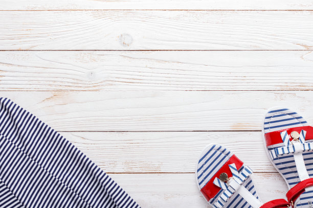 旅游度假概念凉鞋和条纹t恤。顶部视图与复制空间图片下载