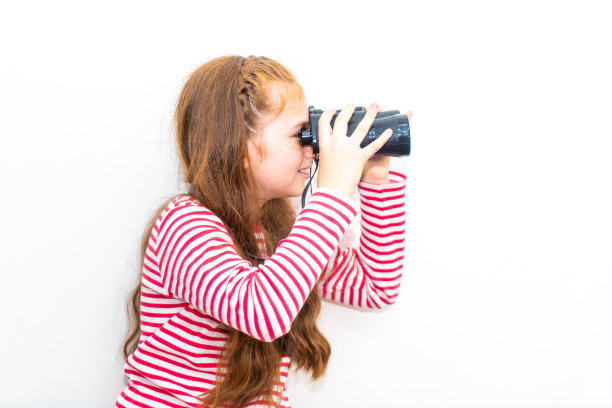 小探险家正在用双筒望远镜看东西图片下载