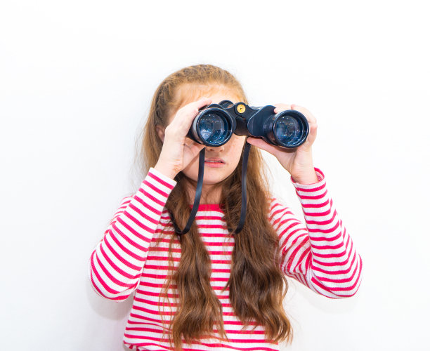 小探险家正在用双筒望远镜看东西图片下载