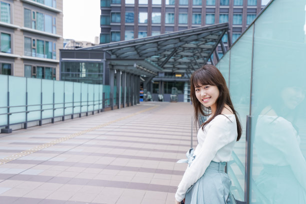 在城市工作的女商人图片下载