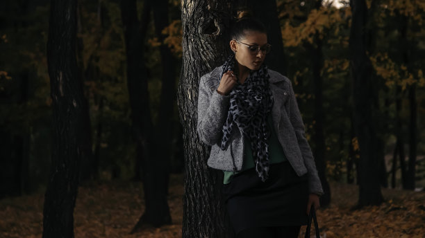 模特在森林里的树旁边摆姿势图片下载