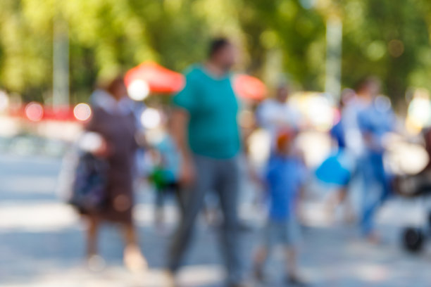 人们在城市街道上行走的模糊散焦抽象背景。认不出来脸图片下载