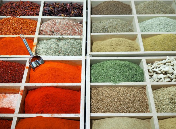 粉剂、香料、彩色的各种各样的木盒放在市场的架子上图片下载