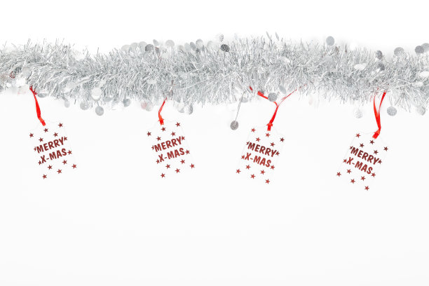 圣诞银色花环与圣诞快乐标签在白色的背景。图片下载