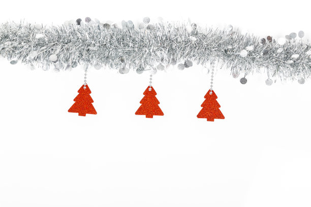 圣诞银色花环，红色树纸，白色背景。图片下载