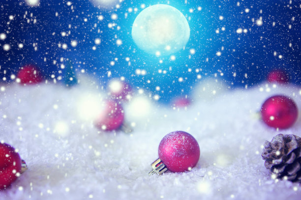 圣诞贺卡与冬天的森林和圣诞装饰在一个月光的夜晚。这张照片的元素是由美国宇航局提供的图片下载