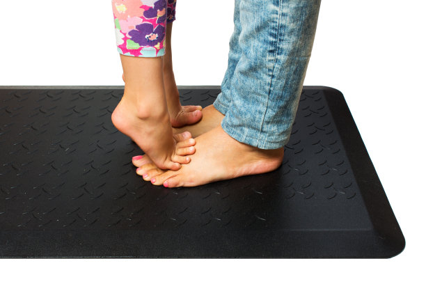 在黑色垫子上的成人和儿童的特写。图片下载