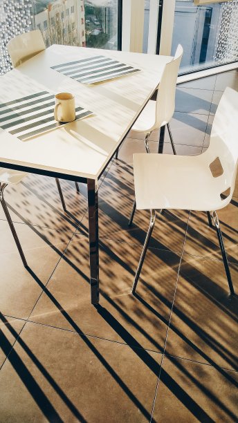 咖啡休息。日出的办公室厨房与全长度的窗户。办公室午餐时间。休息时间。有椅子和食物架的桌子。黑白纹理。图片下载