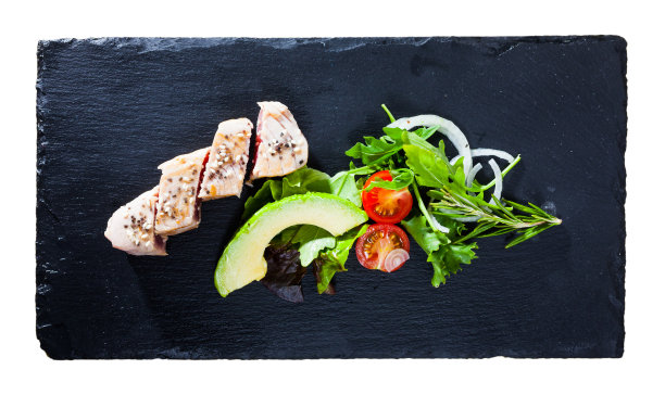 俯视图金枪鱼tataki与鳄梨和绿色蔬菜图片下载