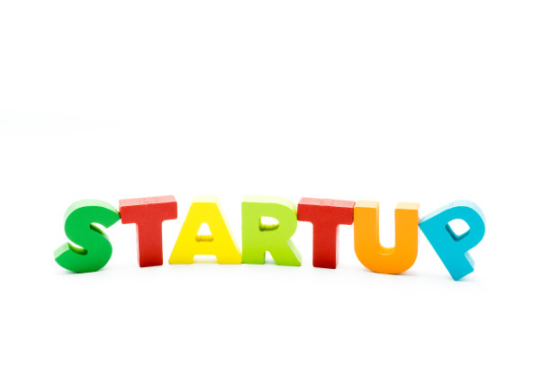 Word STARTUP写彩色木制字母，孤立在白色与复制空间图片下载