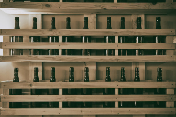 墙上有瓶子的架子图片下载