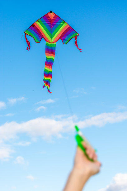 孩子让风筝在秋天升起图片下载