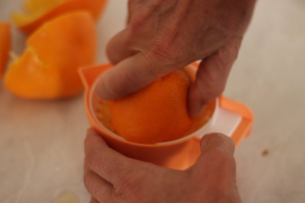 用手挤橘子汁图片下载