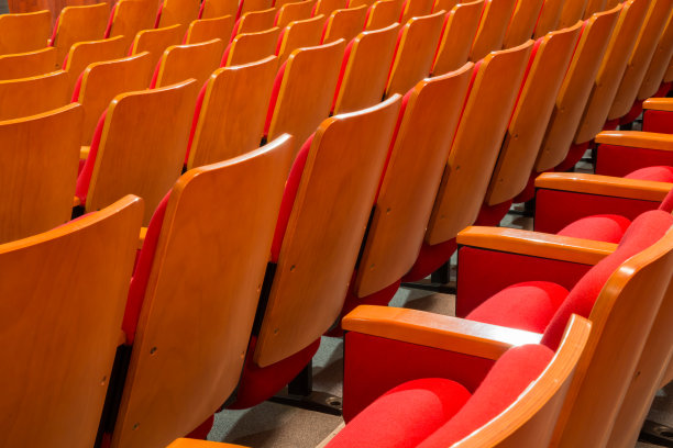 剧院或音乐厅礼堂里的红椅子图片下载