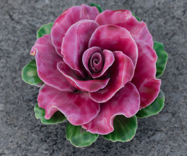 陶瓷墓地在阳光下升起图片下载