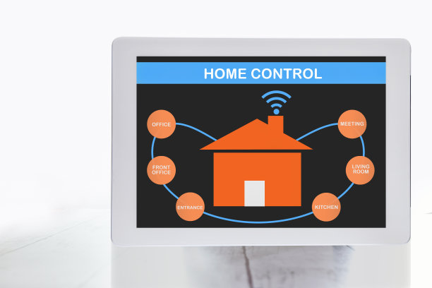 智能家居控制应用电脑平板屏幕上的白色木桌图片下载