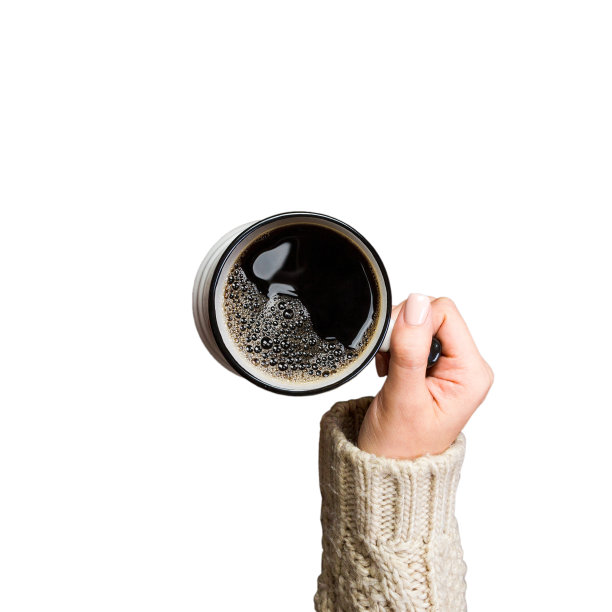 女人拿着一杯热咖啡孤立在白色，特写照片的手在温暖的毛衣与马克杯，冬天的早晨概念，顶视图图片下载