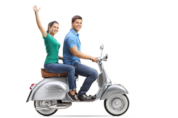 年轻的男男女女骑着老式摩托车，女孩挥手致意图片下载