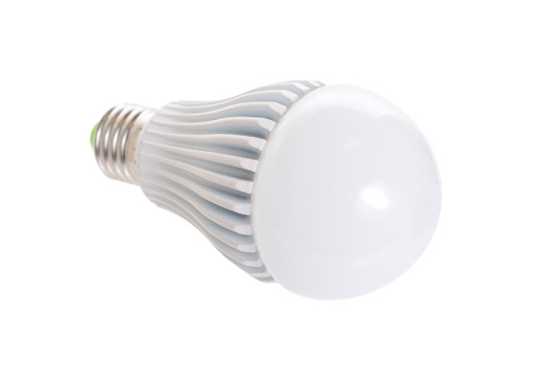 LED灯泡隔离在白色背景。图片下载