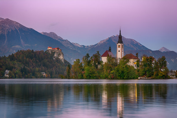 斯洛文尼亚著名的流血湖美丽的日出景观与绿色岛上的小教堂图片下载