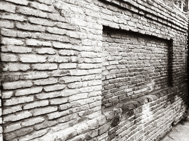 夏日阳光下的砖墙和草地图片下载