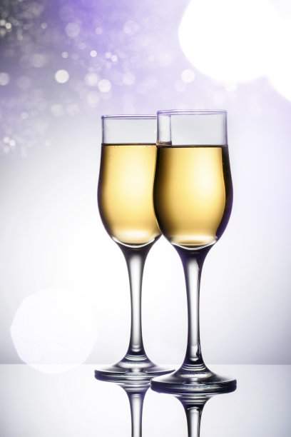 两杯优雅的香槟图片下载