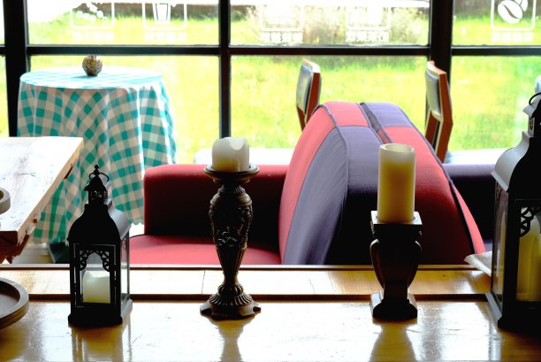 客厅度假装饰以彩色沙发和蜡烛图片下载