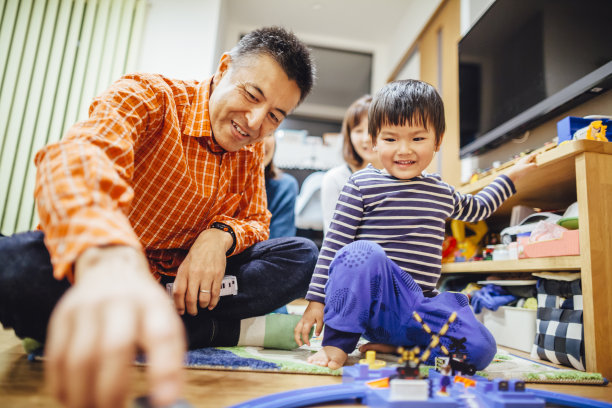 三代人在家里玩。图片下载