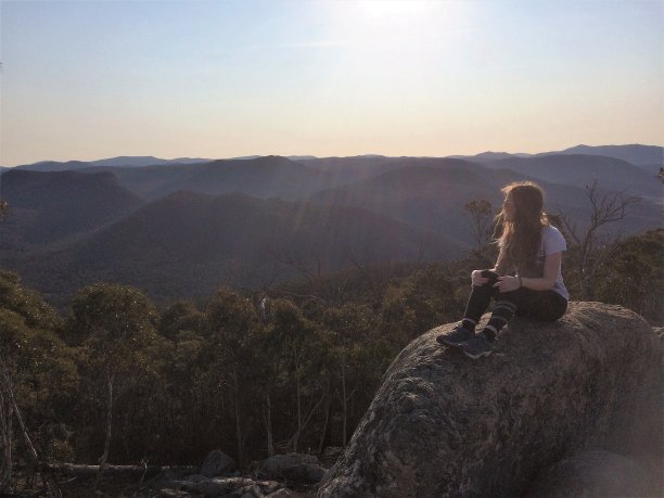 山顶上的女孩。图片下载
