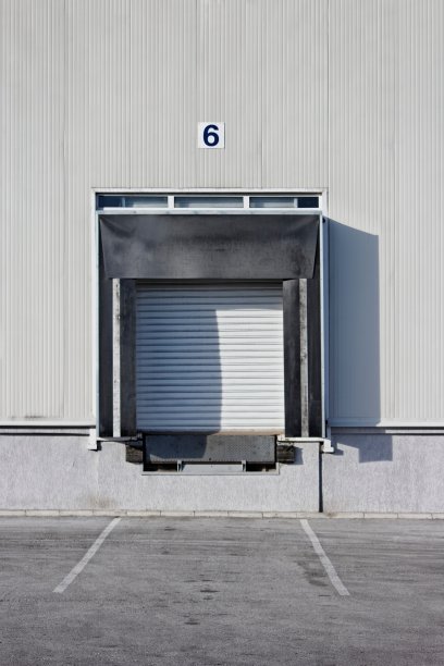仓库或物流中心的货门。卸货卡车。图片下载