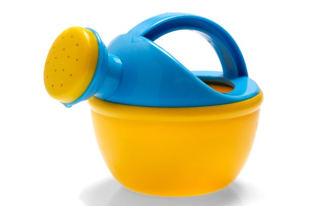 喷壶。塑料儿童玩具。在白色背景上隔离图片下载