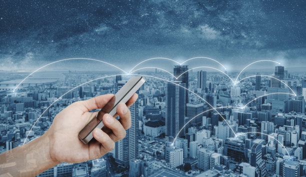手用移动智能手机，和城市网络连接技术。移动网络和互联网连接图片下载