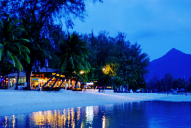 夜晚迷离的海滩图片下载