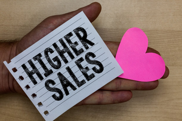 文字标志显示更高的销售额。概念性照片一家公司出售的产品和服务平均都有成长的男人拿着一张笔记本纸心浪漫的想法信息感情。图片下载