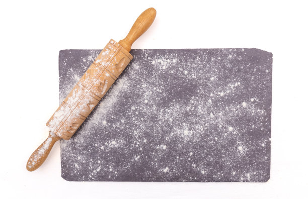 擀面杖在一块沾有面粉的石板上图片下载
