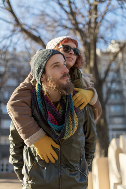 一个年轻人抱着女朋友在公园里图片下载