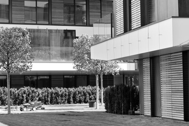 一个新的现代化公寓大楼的细节。黑色和白色。图片下载