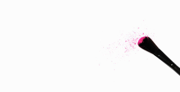 极简时尚和美丽的照片。极简主义的概念。化妆刷在白色背景与彩色颜料粉图片下载