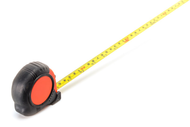 可伸缩的黑色和红色手拿着卷尺，10英尺，孤立在白色背景上。图片下载