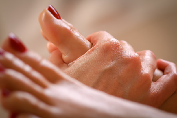 按摩理疗师为孕妇进行腿部按摩素材图片