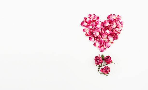 平的。前视图。极简时尚和美丽的照片。心形的粉色玫瑰花瓣。极简主义摄影用玫瑰花瓣，情人节用美丽的玫瑰花瓣图片下载