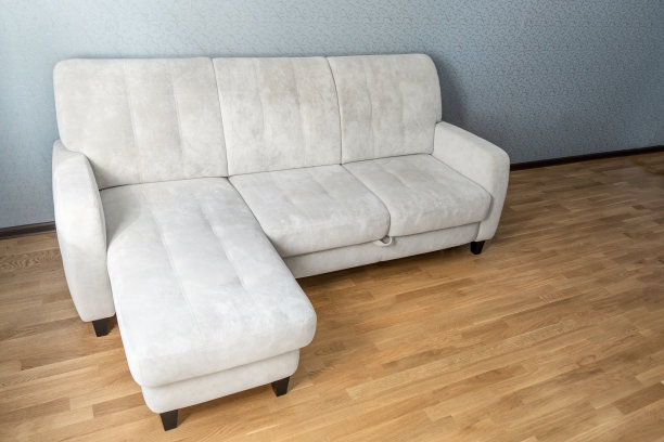 米色沙发在强化地板上的空客厅图片下载