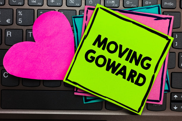 “move Goward”的文字标志。概念照片向前迈进进展论文浪漫可爱的信息心键盘型电脑好感觉。图片下载