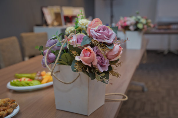 白色和粉红色的白色花篮。图片下载