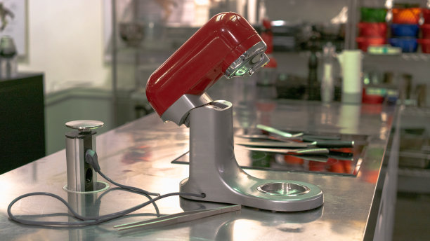 食品加工机与钢碗和搅拌器图片下载