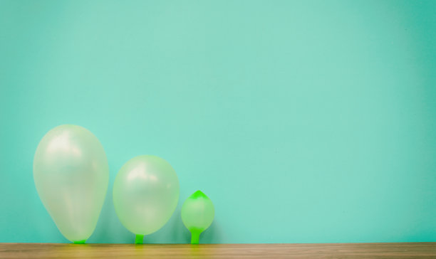 生态环境背景下的热气球理念。图片下载