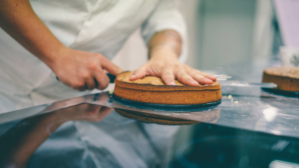 厨师分层切蛋糕图片下载