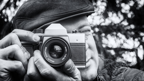 摄影师用旧相机拍的老照片图片下载