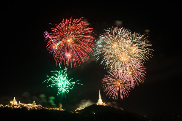 泰国卑武里考王府上空的烟花图片下载